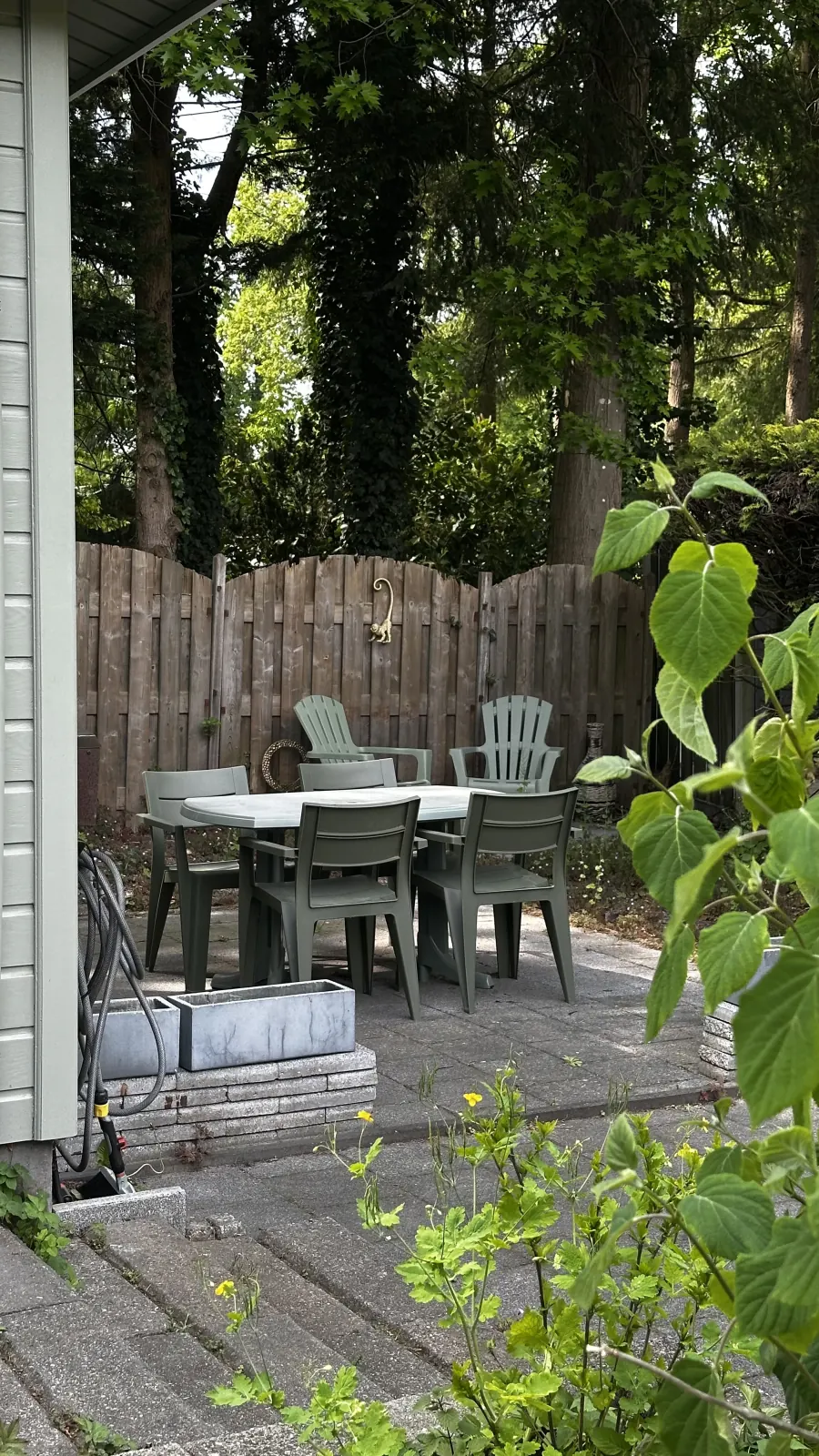 Terras en tuin met zitje